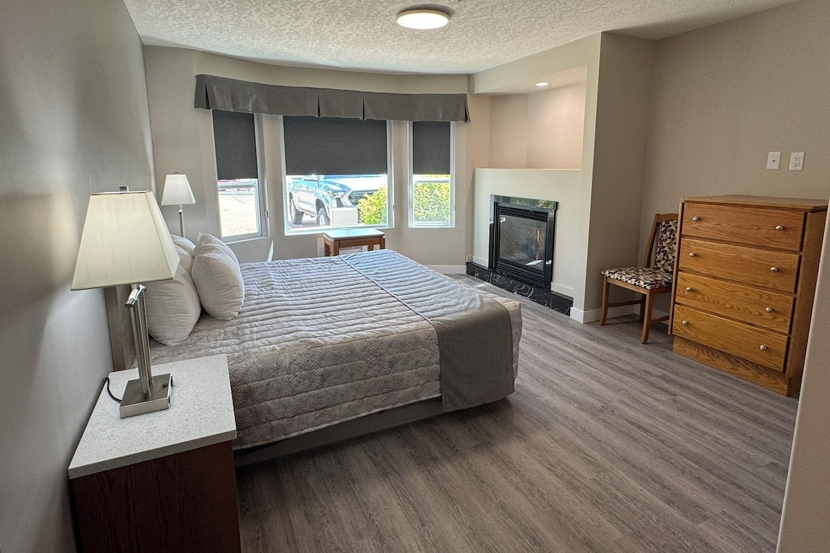 2 bedrooms, desk, laptop workspace, soundproofing