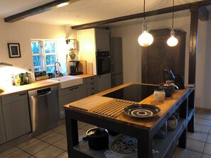 Fridge, oven, stovetop, dishwasher