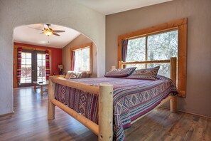 2 bedrooms, desk, iron/ironing board, free WiFi - Desert Solitaire  Casita - Rustic Mexican Styling (Tucson)