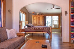 2 Schlafzimmer, Schreibtisch, Bügeleisen/Bügelbrett, kostenloses WLAN