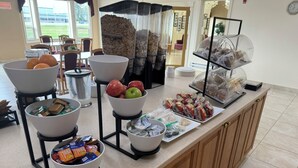 A breakfast buffet with various food items and beverages. - Western Budget Motel - Ponoka (Ponoka)