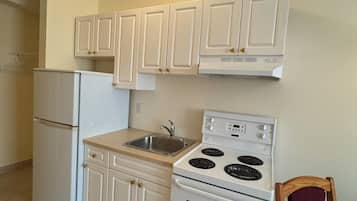 Deluxe Room, 1 Queen Bed | Private kitchen | Full-size fridge, microwave, oven, stovetop