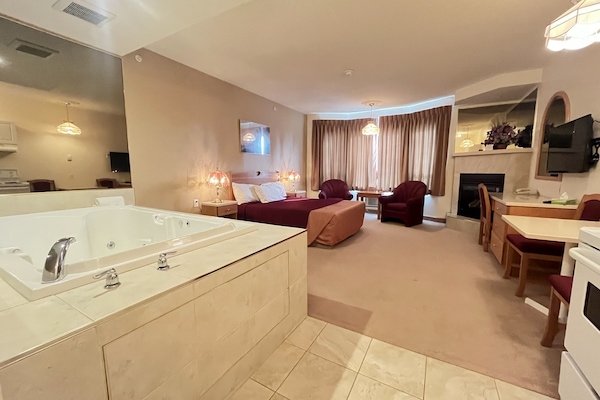 Deluxe-Zimmer, 1 Queen-Bett | Schreibtisch, laptopgeeigneter Arbeitsplatz, Verdunkelungsvorhänge