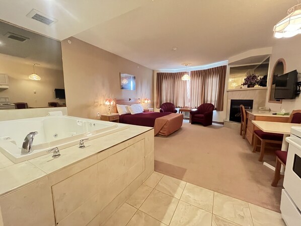 Deluxe Room, 1 Queen Bed | Desk, laptop workspace, blackout drapes, soundproofing