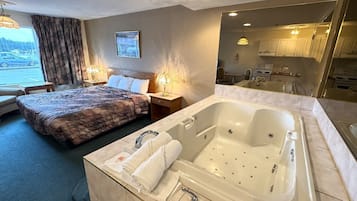 غرفة تنفيذية - سرير ملكي (Jacuzzi) | أسرّة بإسفنج يتكيف مع شكل الجسم ومكتب وتجهيزات عازلة للصوت ومكواة/لوح كي