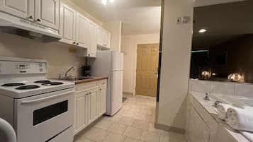 Chambre Exécutive, 1 trÚs grand lit (Jacuzzi) | Cuisine privée | Grand réfrigérateur, four, plaque de cuisson, bouilloire électrique