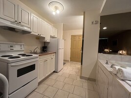 Quarto executivo, 1 cama King (Jacuzzi) | Cozinha privada | Geladeira grande, fogão, cooktop, chaleira elétrica