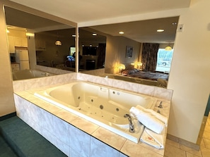 Executive Room, 1 King Bed (Jacuzzi) | Jetted tub