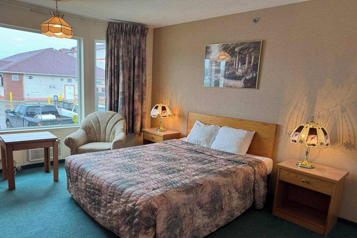 Basic-Zimmer, 1 Queen-Bett | Betten mit Memory-Foam-Matratzen, Schreibtisch, schallisolierte Zimmer