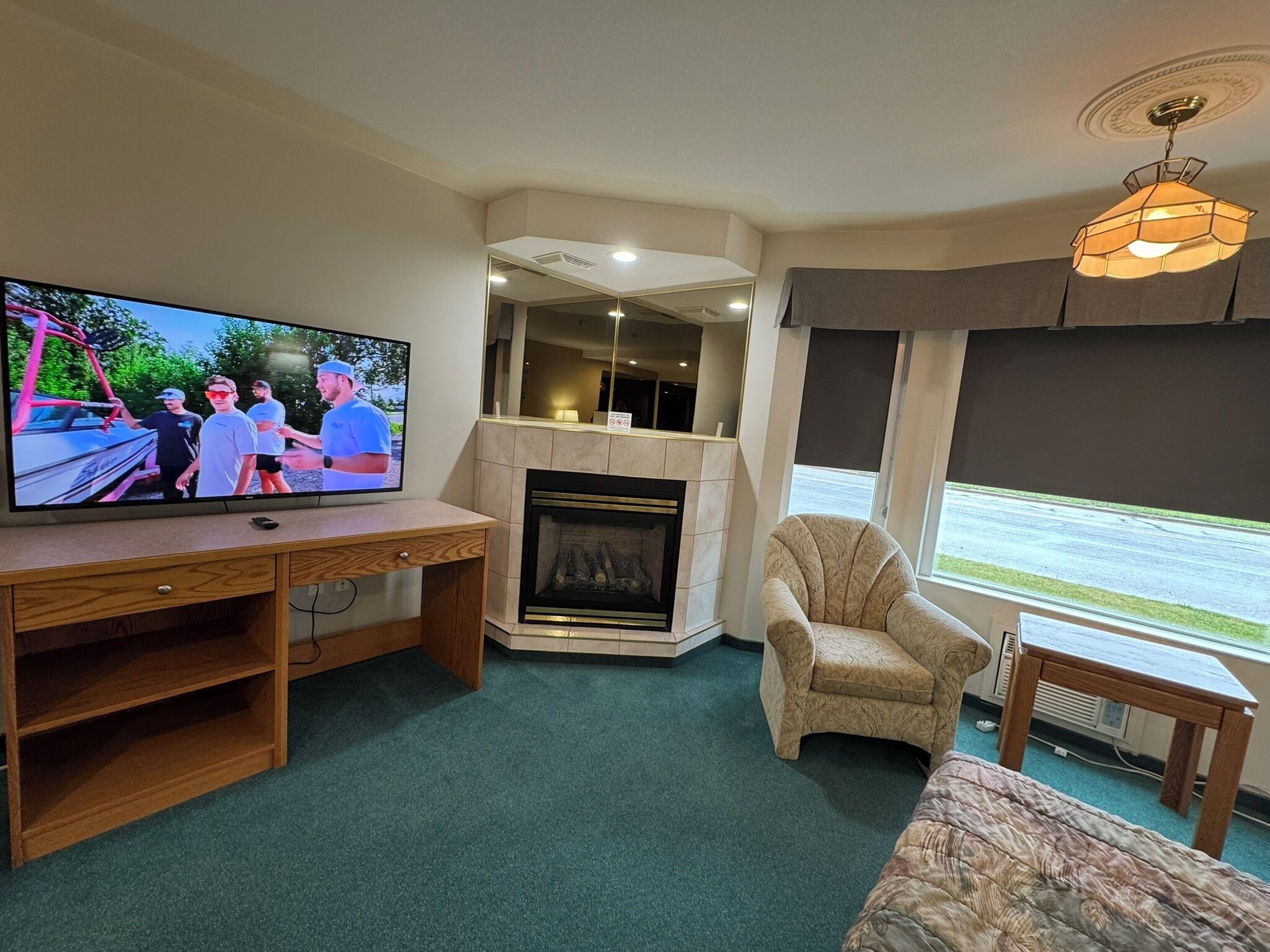 Studio, 1 King Bed, Jetted Tub | Living area