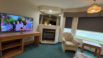 Studio, 1 King Bed, Jetted Tub | Living area