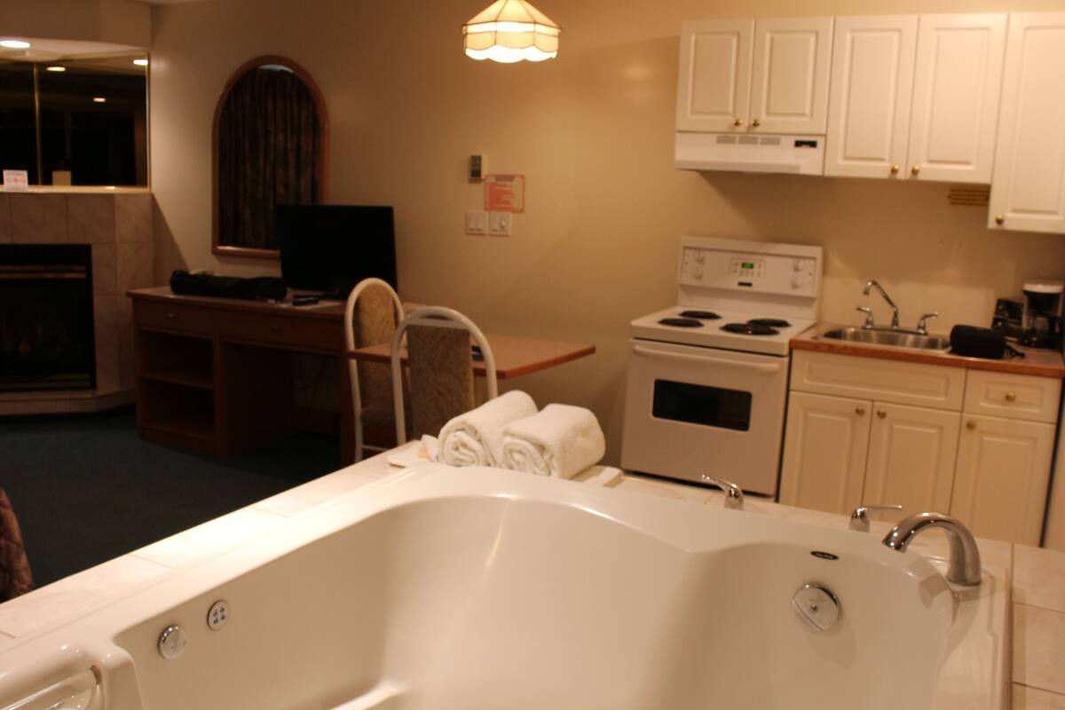 Studio, 1 King Bed, Jetted Tub | 1 bedroom, soundproofing, free WiFi, bed sheets