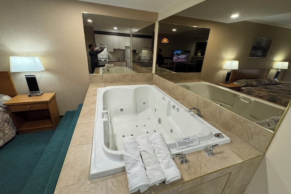 Studio, 1 King Bed, Jetted Tub | Jetted tub