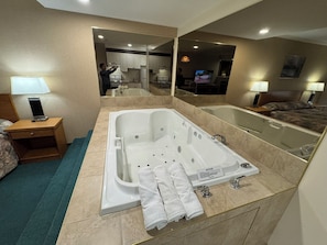 Studio, 1 King Bed, Jetted Tub | Jetted bathtub