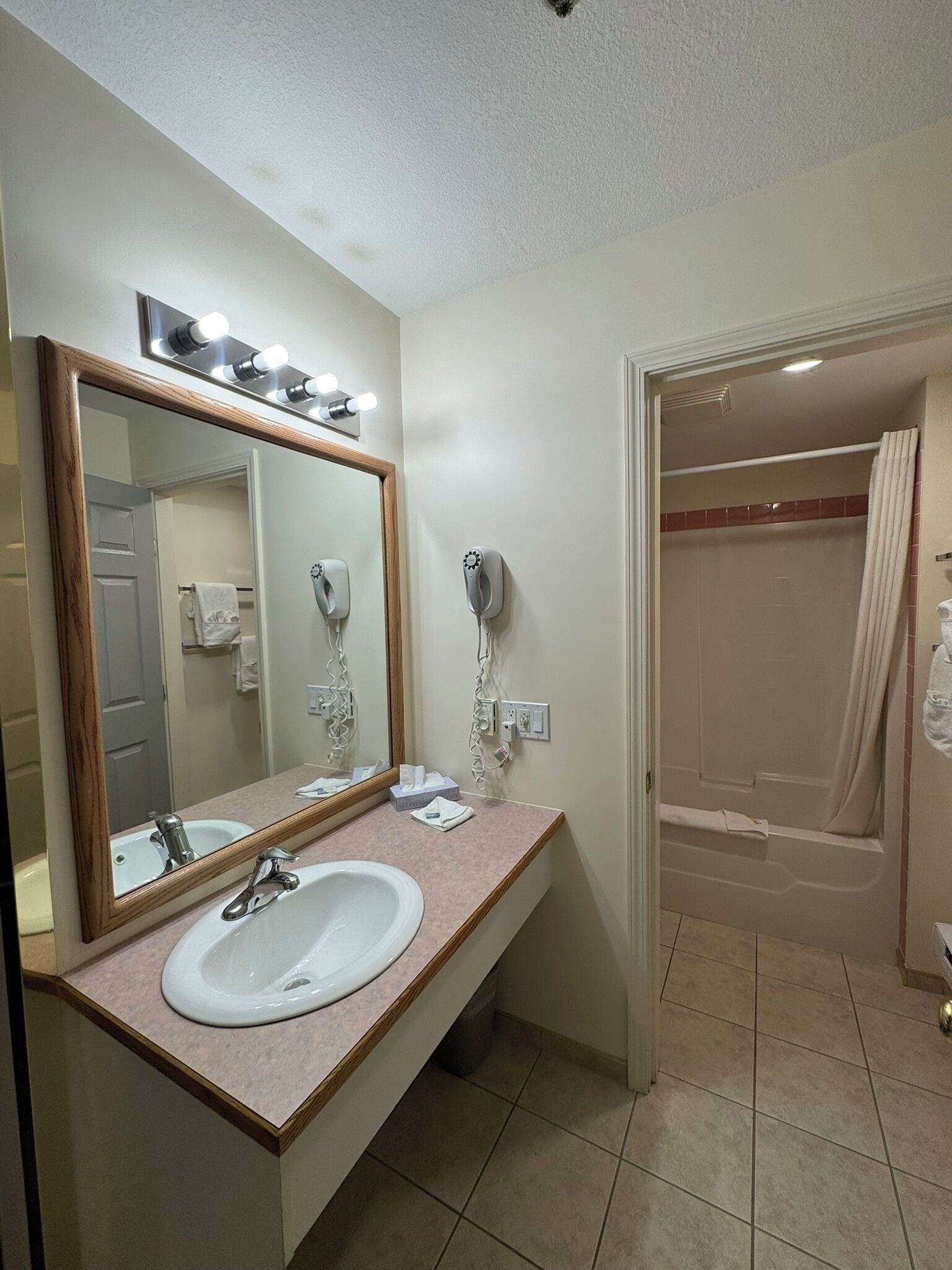 Quarto casal, 2 camas Queen, lareira | Banheiro | Chuveiro/banheira combinados, secador de cabelo, toalhas de banho 