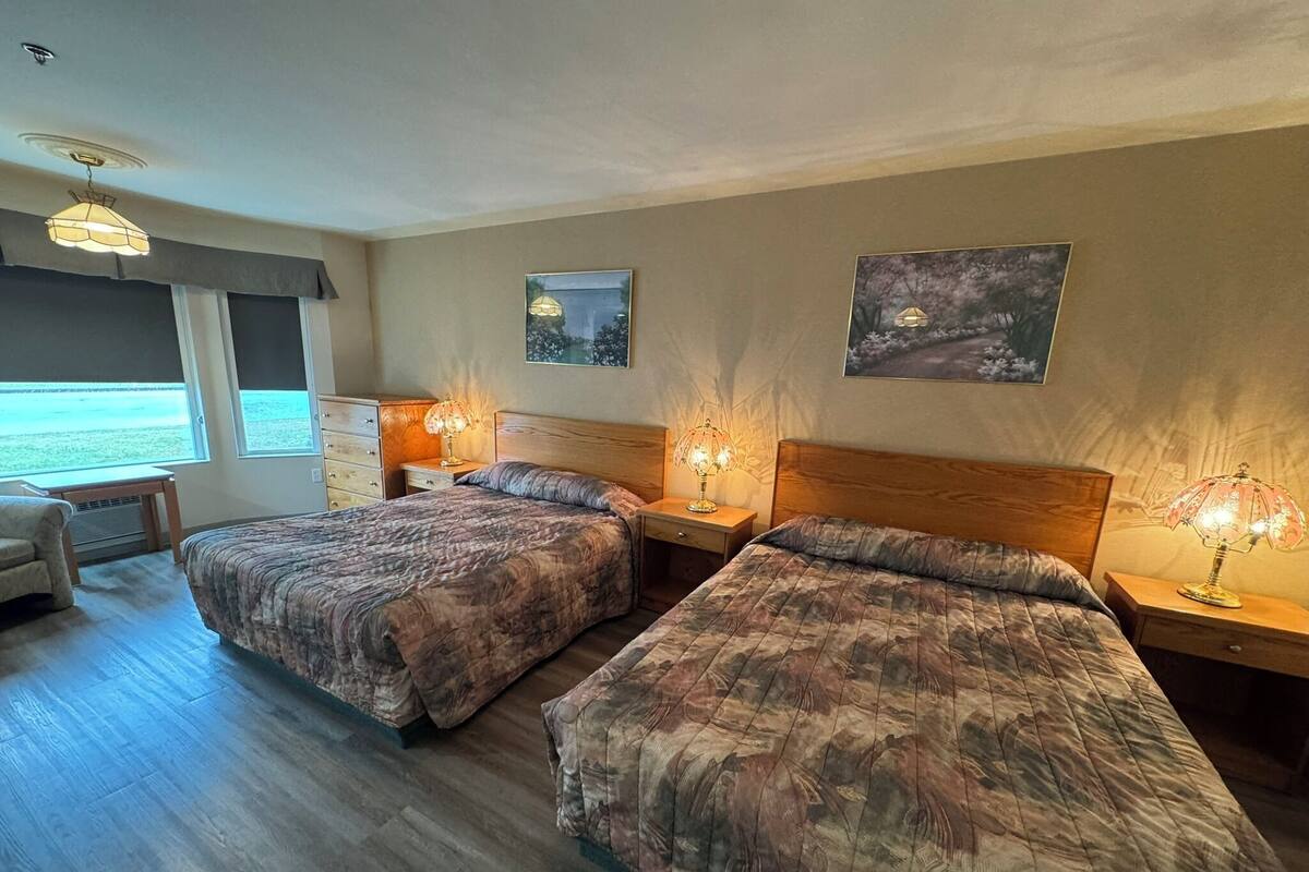 Chambre Double, 2 grands lits, cheminée | Chambres insonorisées, Wi-Fi gratuit, draps fournis