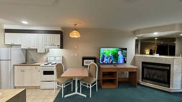 Studio, 1 King Bed, Jetted Tub | In-room dining