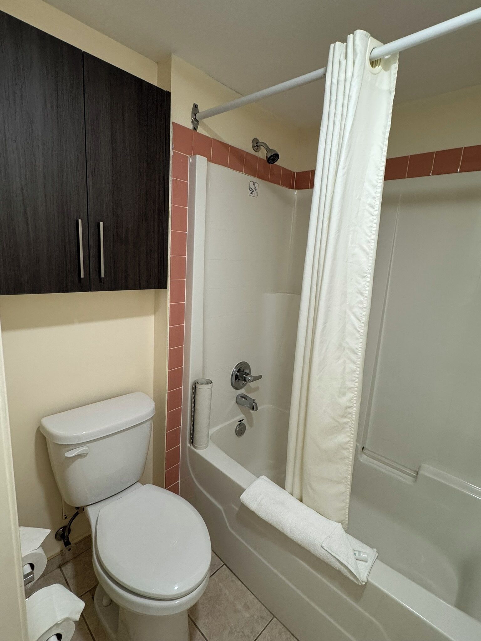 Une salle de bain comprenant des toilettes, une douche et une baignoire.