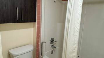 Une salle de bain comprenant des toilettes, une douche et une baignoire.