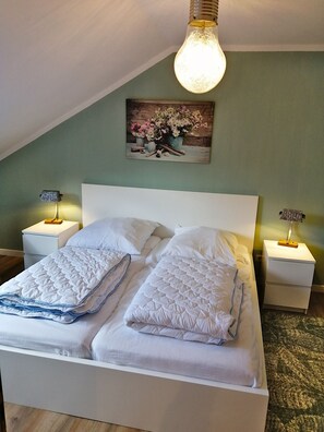 2 bedrooms, desk, iron/ironing board, travel crib - Modern apartment 'Katya' with mountain view including WiFi (Hildfeld)