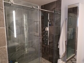 Ensemble douche/baignoire, sèche-cheveux, serviettes fournies