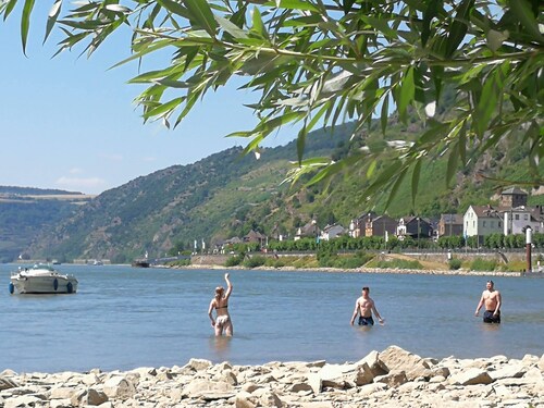 Mit Blick auf die Pfalzgrafenstein, Wahrzeichen des Kulturerbes Mittelrheintal.