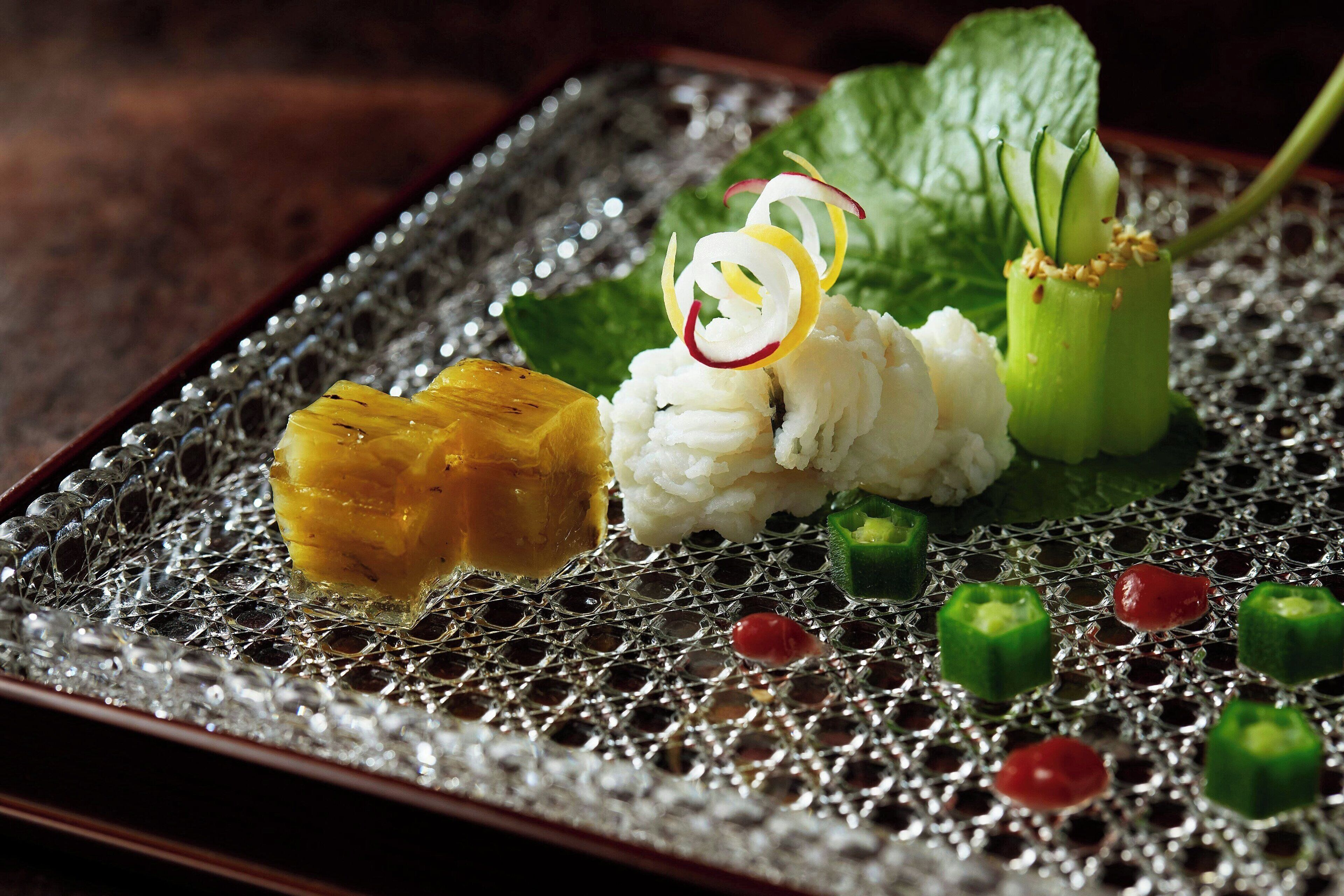 Un plat contenant divers aliments, présenté sur une assiette à texture particulière.