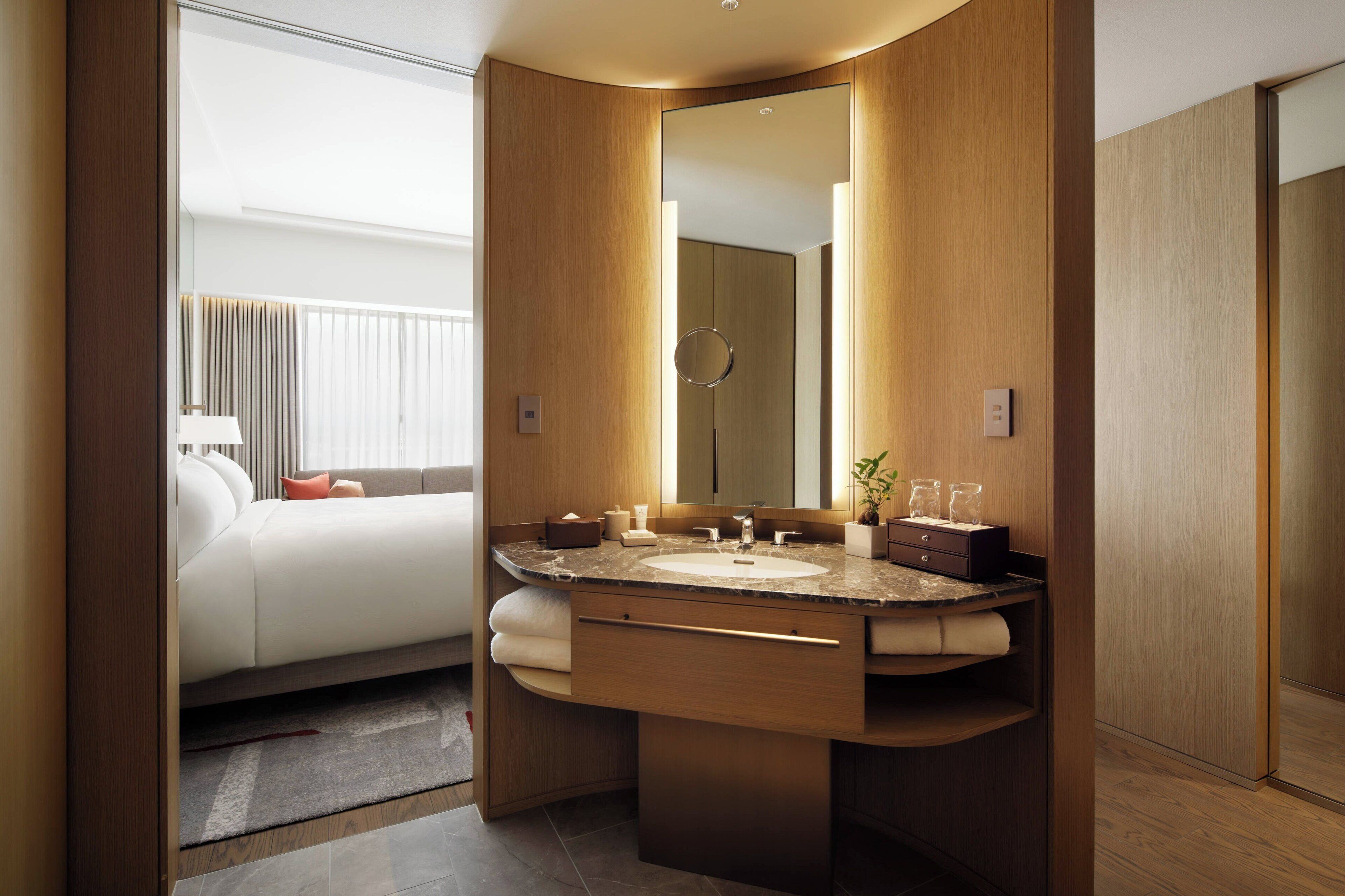 deluxe room, 1 king bed, non smoking, city view | bathroom | combined shower/bathtub, free toiletries, hair dryer, bathrobes