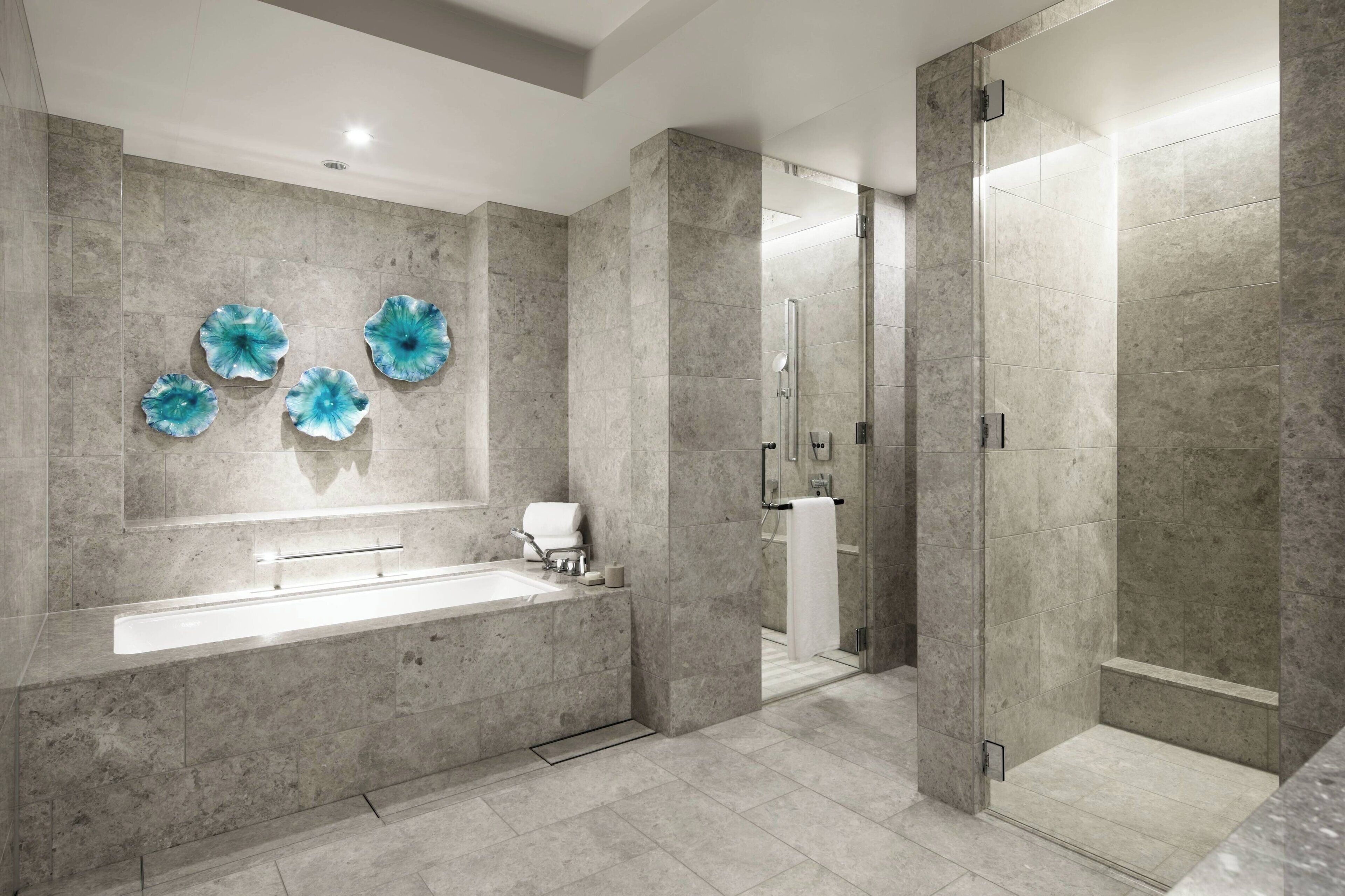 presidential suite, 1 double bed, non smoking | bathroom | combined shower/bathtub, free toiletries, hair dryer, bathrobes