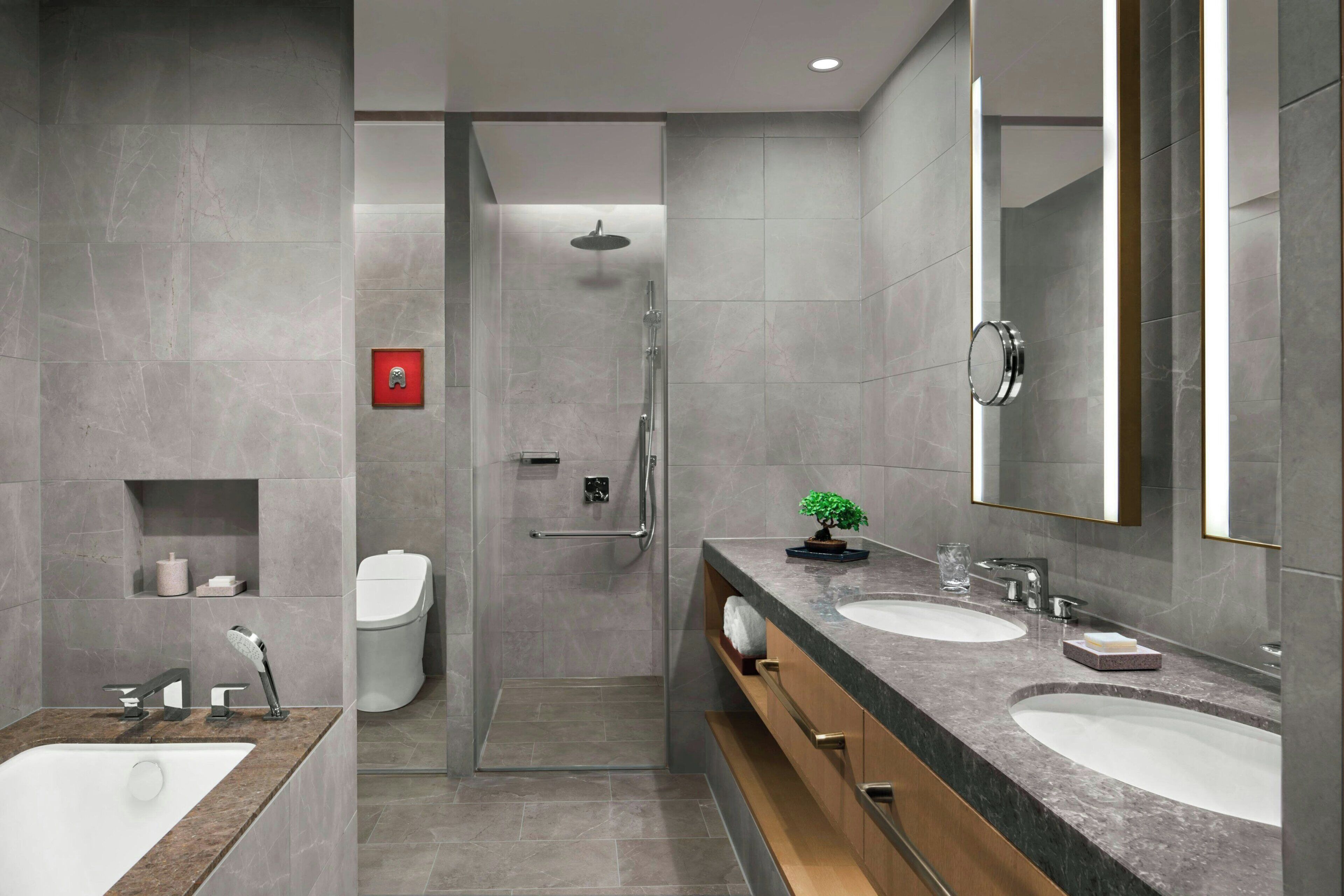 junior suite, 1 double bed, non smoking | bathroom | combined shower/bathtub, free toiletries, hair dryer, bathrobes