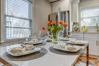 Spacious Downtown 2BR w/ Parking