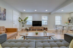Smart TV - Spacious Downtown 2BR w/ Parking (Princeton)