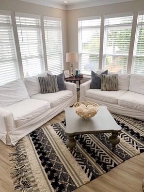 Smart TV, reproductor de DVD, juguetes y libros 