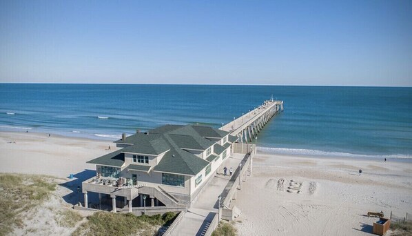 Playa en los alrededores, camastros y toallas de playa 