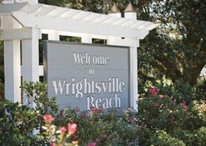 A welcome sign for Wrightsville Beach.