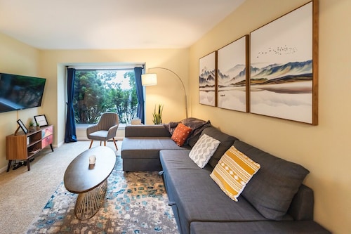 Comfy Home w/ Lots of Light, Close to Big House!