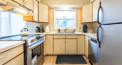 Comfy Home w/ Lots of Light, Close to Big House!
