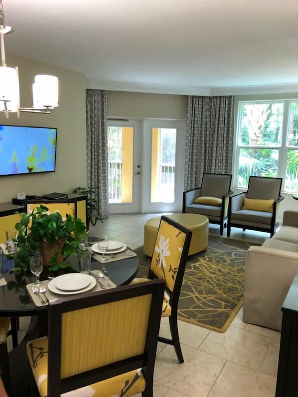 Deluxe Apartment | Living room