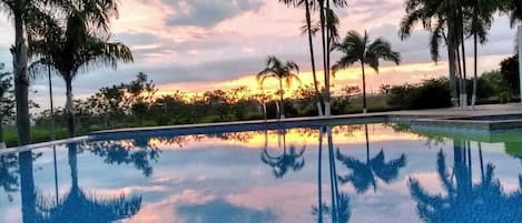 Una piscina al aire libre