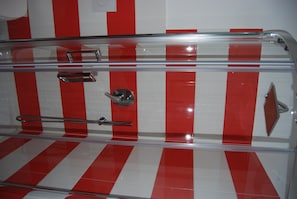 Shower, hair dryer, bidet, towels - in the real heart of Sorrento (Sorrento)