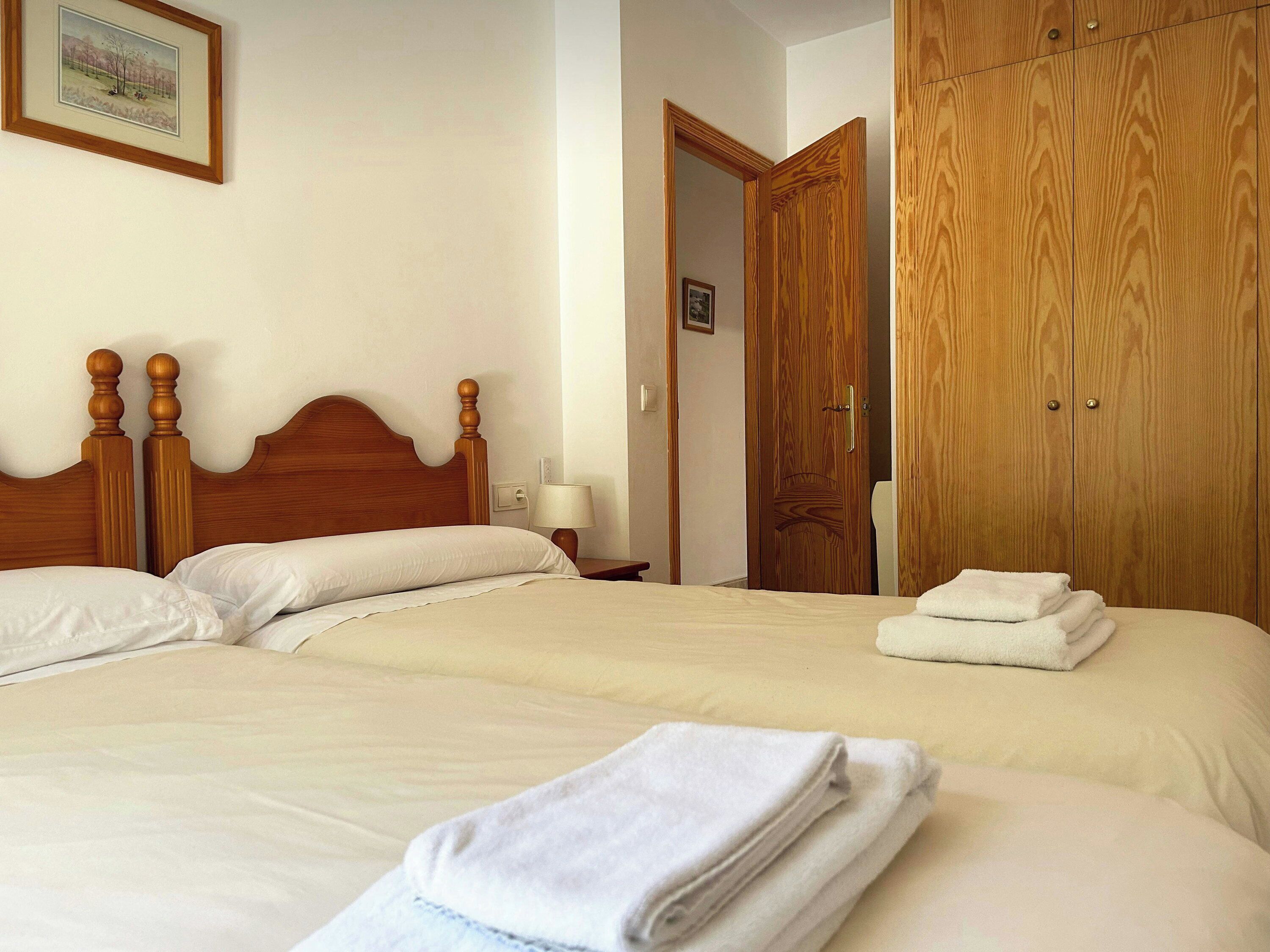 2 bedrooms, desk, WiFi, bed sheets