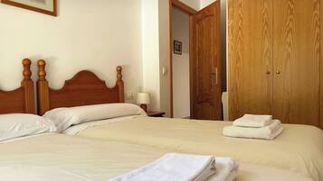 2 slaapkamers, een bureau, wifi, beddengoed