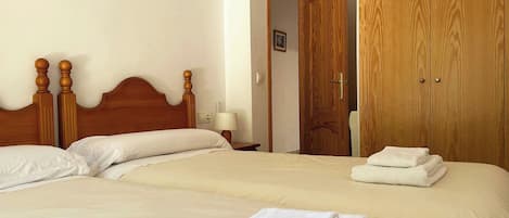 2 bedrooms, desk, WiFi, bed sheets