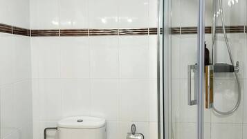 Een douche, een haardroger, een bidet, handdoeken