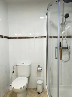 Douche, sèche-cheveux, bidet, serviettes fournies