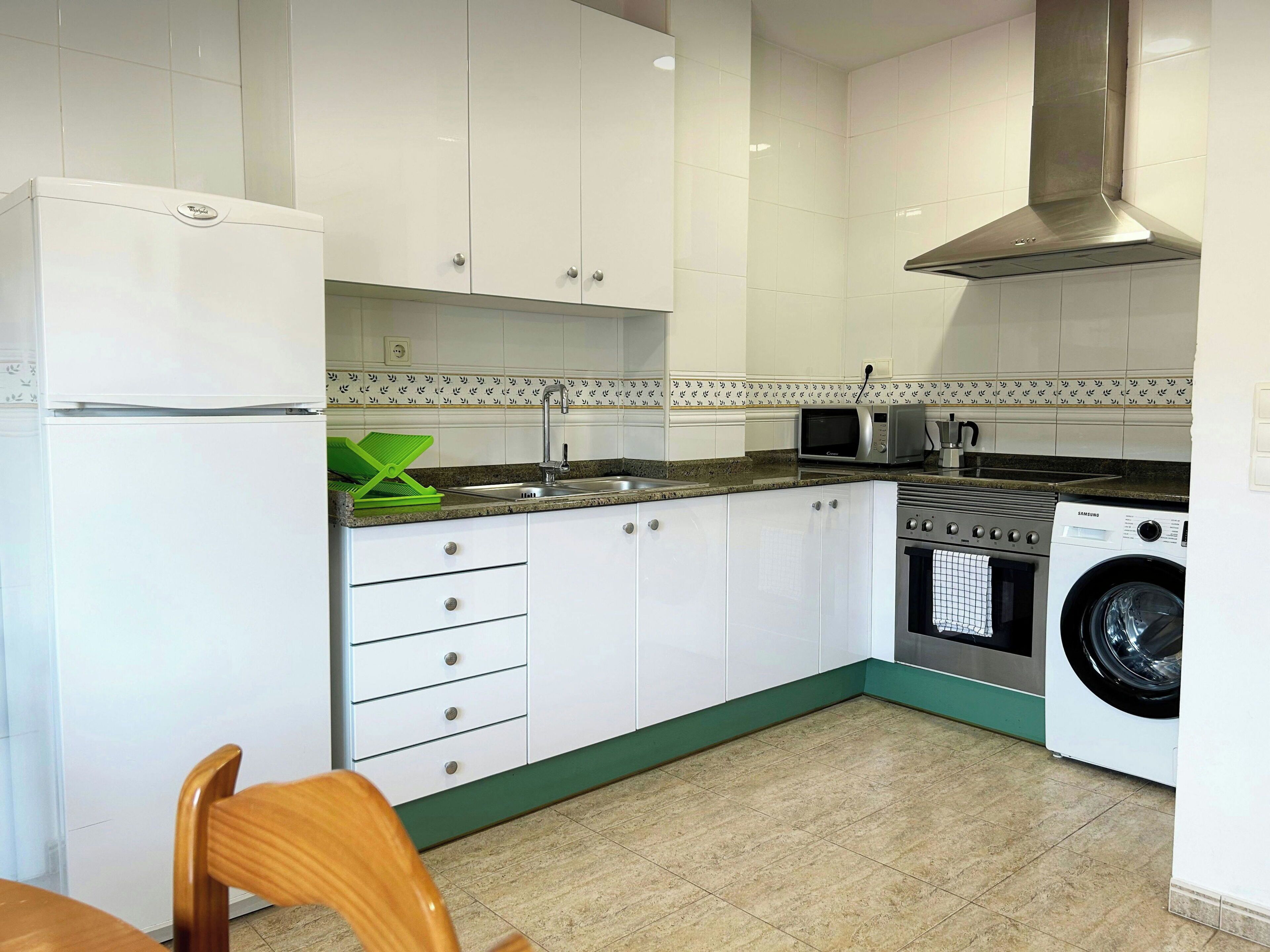 Een koelkast, een magnetron, een oven, een koffiezetapparaat/waterkoker