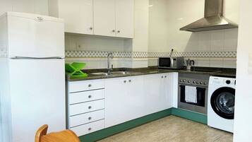 Een koelkast, een magnetron, een oven, een koffiezetapparaat/waterkoker