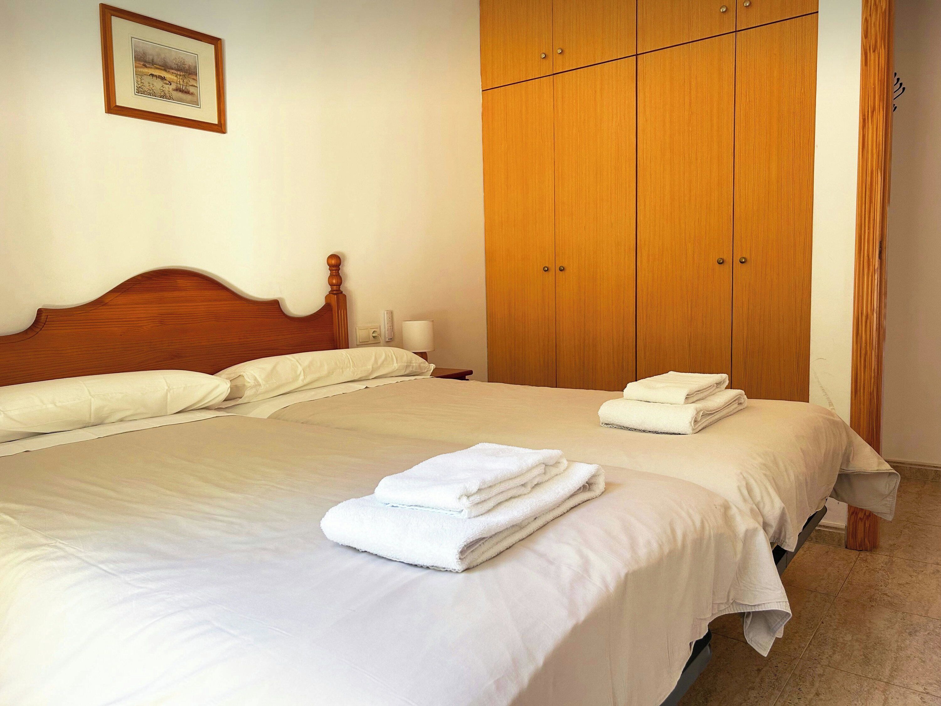 2 bedrooms, desk, WiFi, bed sheets