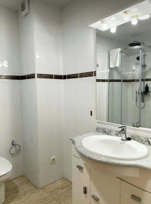 Bruser, hårtørrer, bidet, håndklæder