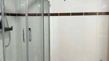 Een douche, een haardroger, een bidet, handdoeken